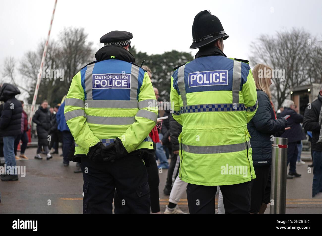 Ufficiali di polizia in una partita di calcio della Premier League britannica Foto Stock