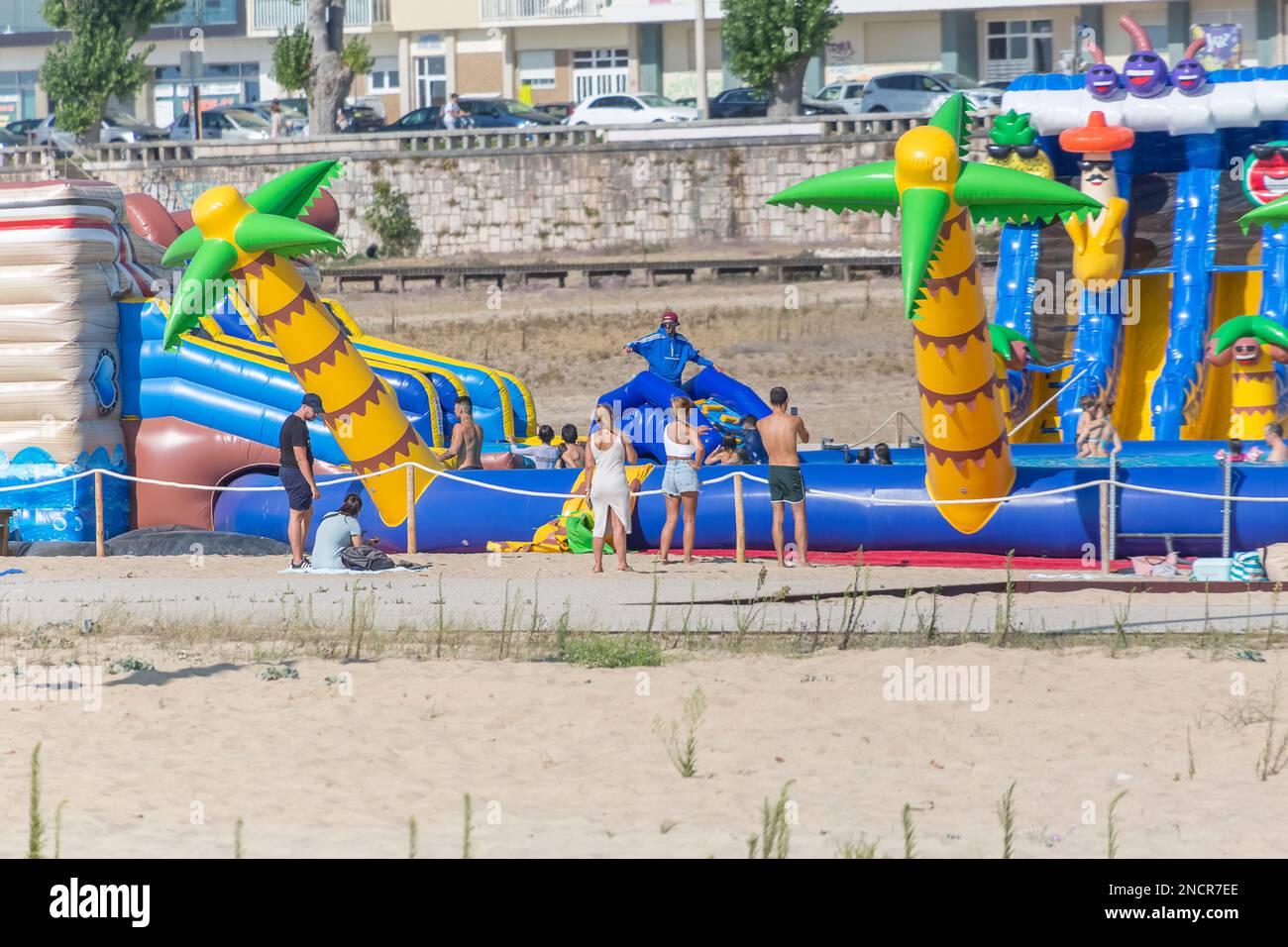 Figueira da Foz Portugal 08 09 2022: Vista di un mega gonfiabile, forma di palme, piscina per bambini, situato sulla spiaggia, famiglie con il loro bambino Foto Stock