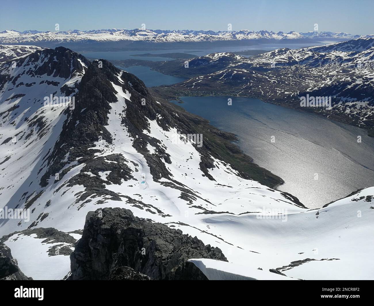 vista panoramica paesaggio neve nordica inverno freddo norvegia cielo nuvoloso montagne innevate. Troms County, Fjordgard, Mefjorden, Norvegia Foto Stock