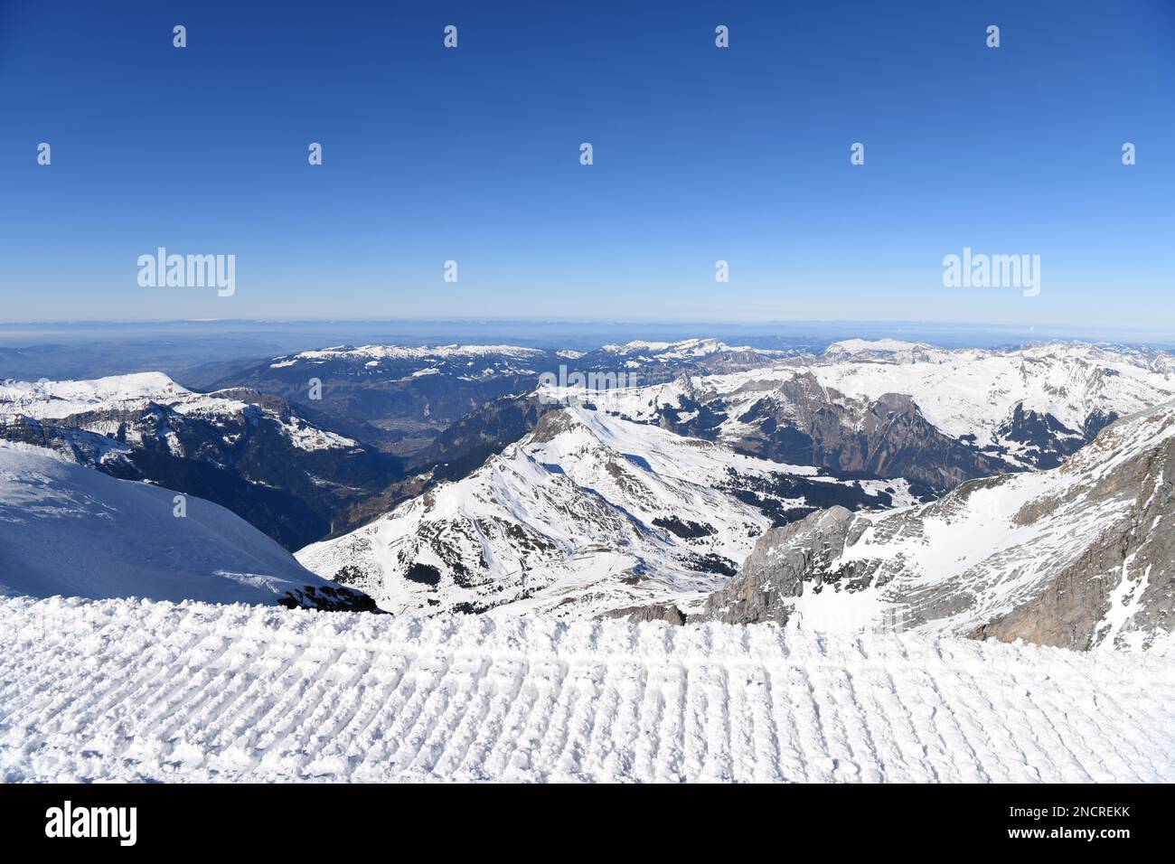 (230215) -- GINEVRA, 15 febbraio 2023 (Xinhua) -- questa foto scattata dalla Terrazza d'osservazione Sphinx sul Monte Jungfrau a 3.571 metri sul livello del mare il 14 febbraio 2023 mostra il ghiacciaio Aletsch in Svizzera. Un gruppo di 25 persone provenienti dalla Cina ha visitato la città di Lucerna e il famoso punto panoramico e resort per gli sport invernali Jungfrau nella Svizzera centrale il 13-14 febbraio, dopo tre anni di stato di pausa legato alla pandemia. "Sono molto entusiasta di rivederli", ha detto Cui Chenghai, un turista che ha frequentato la Svizzera prima dello scoppio della pandemia. "Sono passati tre anni ed e. Foto Stock