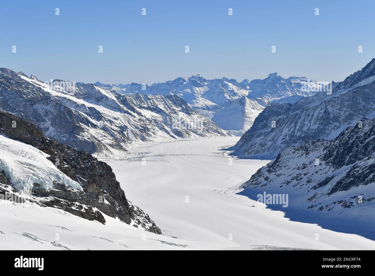 (230215) -- GINEVRA, 15 febbraio 2023 (Xinhua) -- questa foto scattata il 14 febbraio 2023 dalla terrazza d'osservazione Sphinx sul monte Jungfrau a 3.571 metri sul livello del mare mostra il ghiacciaio Aletsch in Svizzera. Un gruppo di 25 persone provenienti dalla Cina ha visitato la città di Lucerna e il famoso punto panoramico e resort per gli sport invernali Jungfrau nella Svizzera centrale il 13-14 febbraio, dopo tre anni di stato di pausa legato alla pandemia. "Sono molto entusiasta di rivederli", ha detto Cui Chenghai, un turista che ha frequentato la Svizzera prima dello scoppio della pandemia. "Sono passati tre anni ed e. Foto Stock