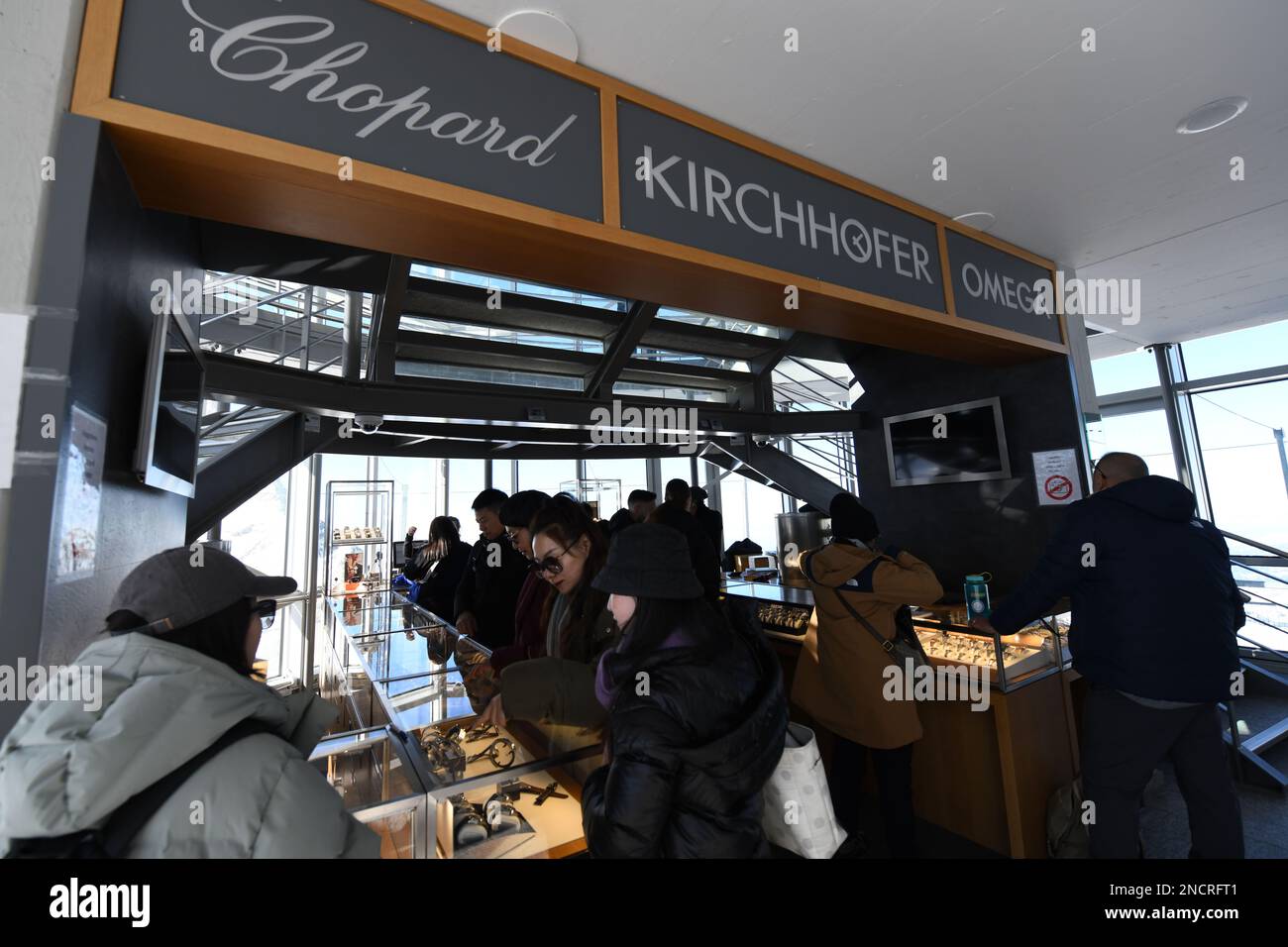(230215) -- GINEVRA, 15 febbraio 2023 (Xinhua) -- i turisti cinesi visitano un negozio di orologi all'altitudine di 3.571 metri sul livello del mare sul monte Jungfrau in Svizzera. Un gruppo di 25 persone provenienti dalla Cina ha visitato la città di Lucerna e il famoso punto panoramico e resort per gli sport invernali Jungfrau nella Svizzera centrale il 13-14 febbraio, dopo tre anni di stato di pausa legato alla pandemia. "Sono molto entusiasta di rivederli", ha detto Cui Chenghai, un turista che ha frequentato la Svizzera prima dello scoppio della pandemia. "Sono passati tre anni e tutto qui non è cambiato, ma il mio sentimento è molto diffuso Foto Stock