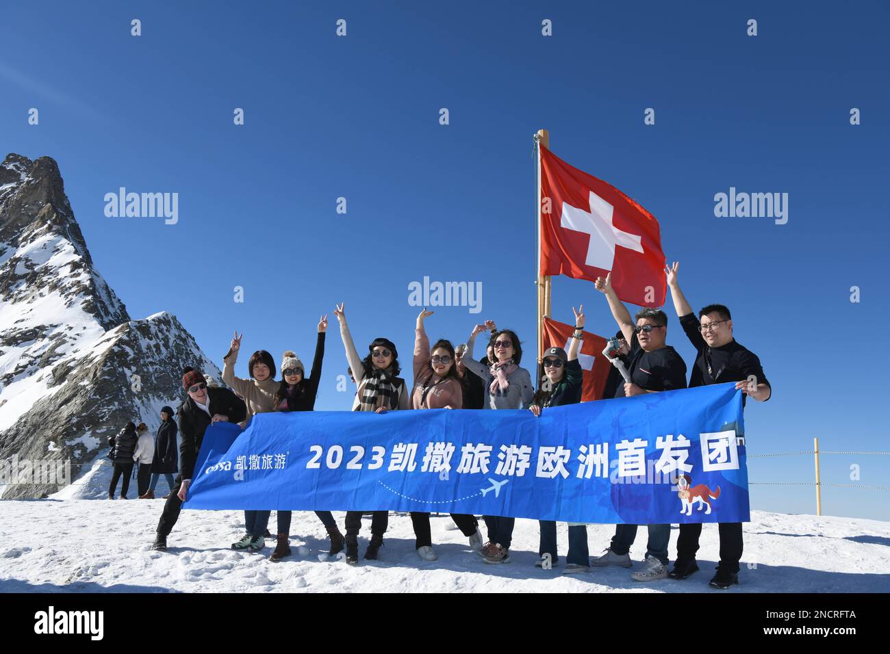 (230215) -- GINEVRA, 15 febbraio 2023 (Xinhua) -- i turisti cinesi posano per una foto di gruppo alla terrazza di osservazione Sphinx sul monte Jungfrau all'altitudine di 3.571 metri sul livello del mare in Svizzera, 14 febbraio 2023. Un gruppo di 25 persone provenienti dalla Cina ha visitato la città di Lucerna e il famoso punto panoramico e resort per gli sport invernali Jungfrau nella Svizzera centrale il 13-14 febbraio, dopo tre anni di stato di pausa legato alla pandemia. "Sono molto entusiasta di rivederli", ha detto Cui Chenghai, un turista che ha frequentato la Svizzera prima dello scoppio della pandemia. "Sono passati tre anni e tutti Foto Stock
