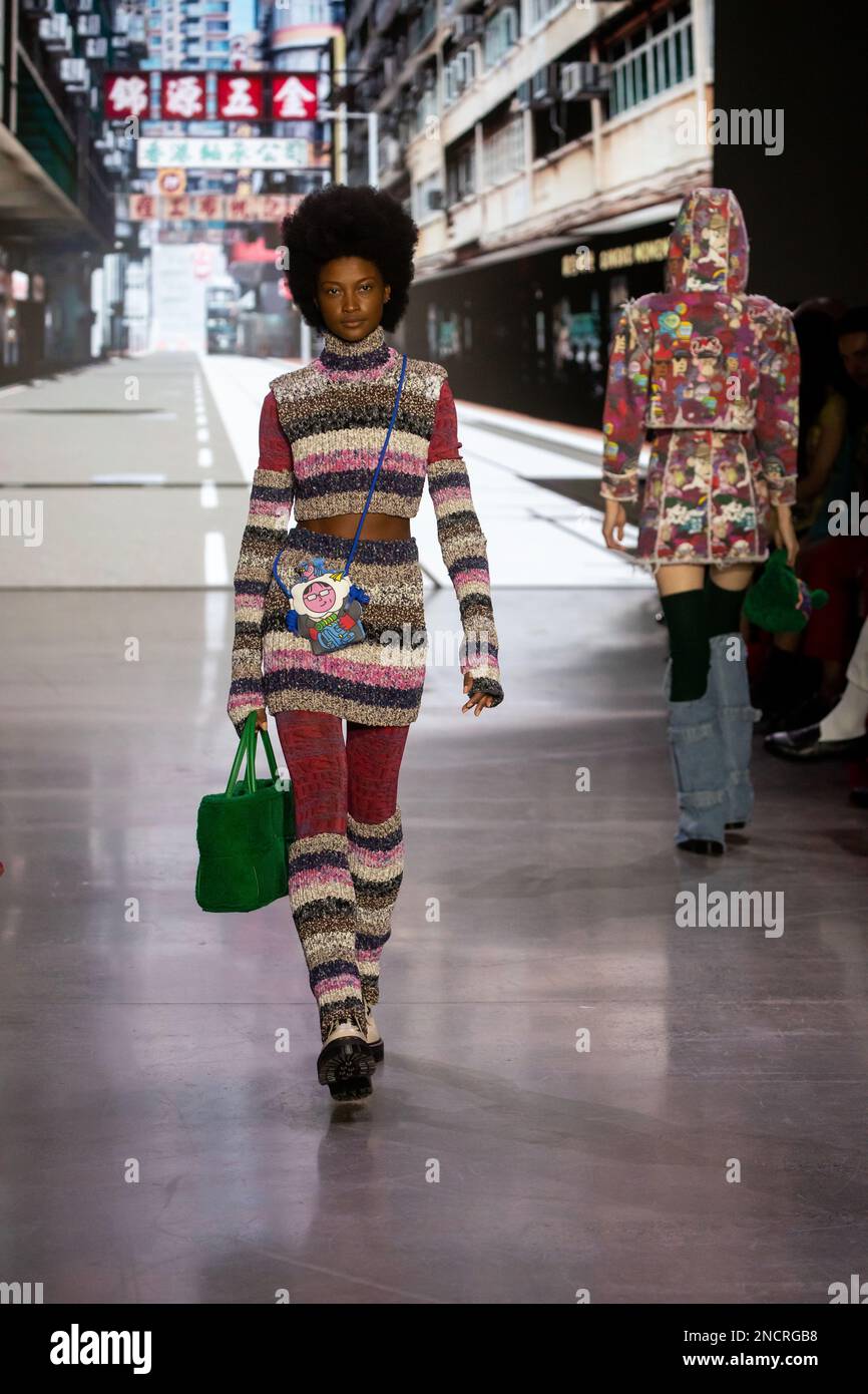 New York, Stati Uniti. 12th Feb, 2023. Un modello cammina sulla pista al Vivienne Tam Fall Show durante la New York Fashion Week a New York, Stati Uniti, il 12 febbraio 2023. Credit: Michael Nagle/Xinhua/Alamy Live News Foto Stock