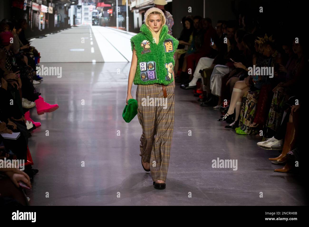 New York, Stati Uniti. 12th Feb, 2023. Un modello cammina sulla pista al Vivienne Tam Fall Show durante la New York Fashion Week a New York, Stati Uniti, il 12 febbraio 2023. Credit: Michael Nagle/Xinhua/Alamy Live News Foto Stock