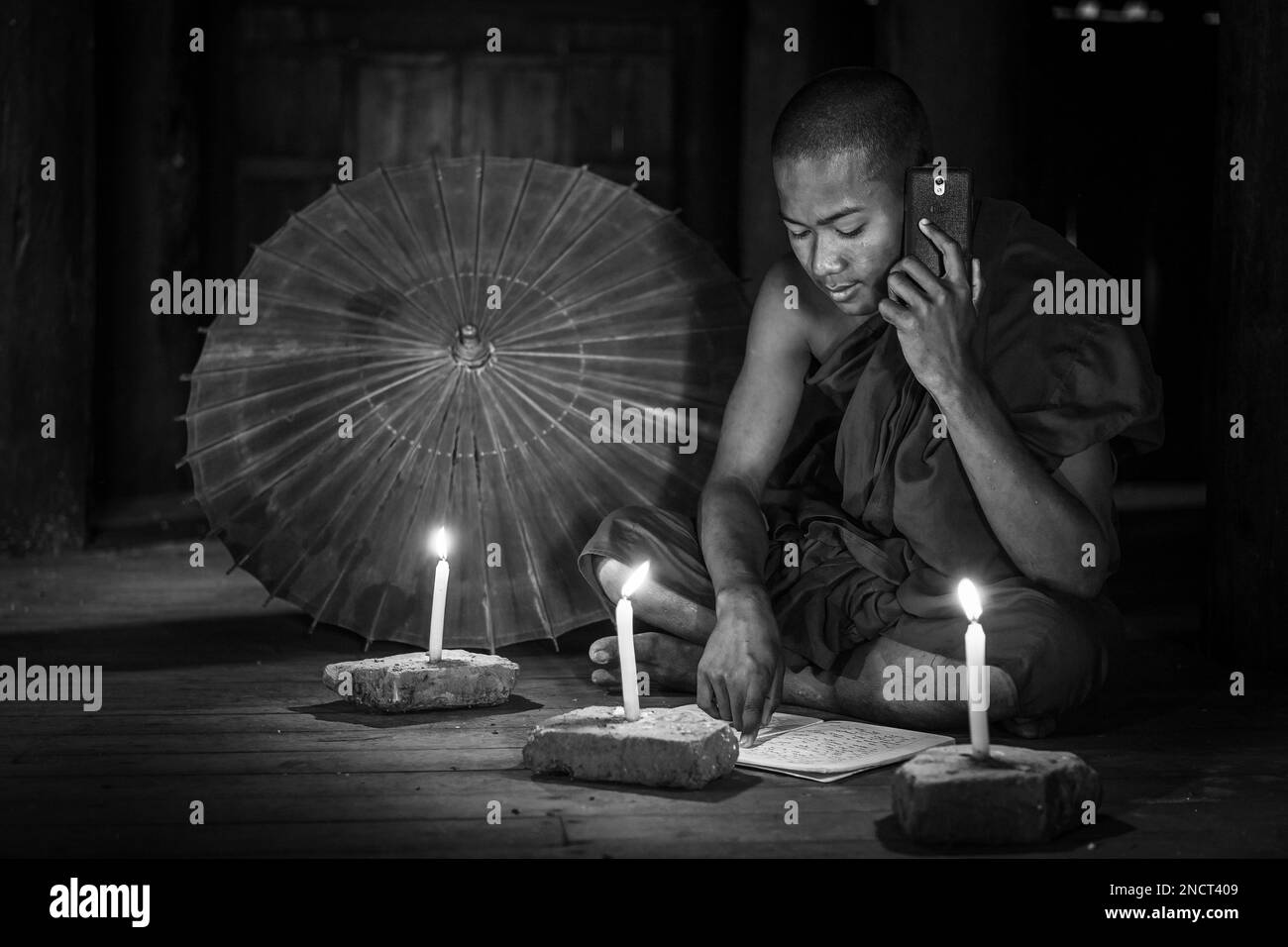 Un monaco buddista in una pagoda a Bagan Myanmar Foto Stock