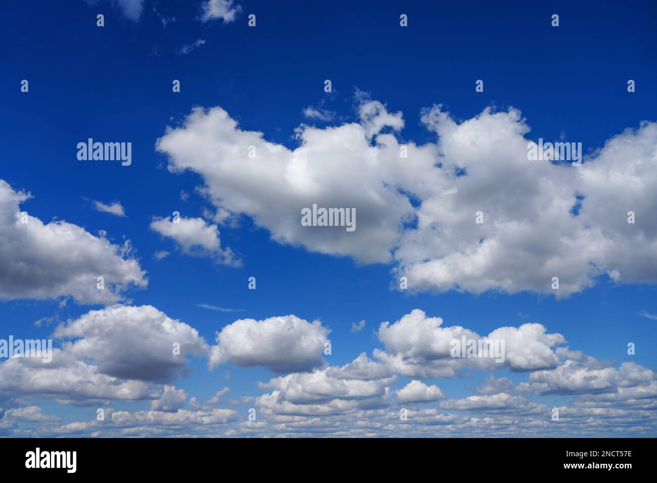 Cielo blu con soffici nuvole bianche. Bel tempo. Sfondo. Foto Stock