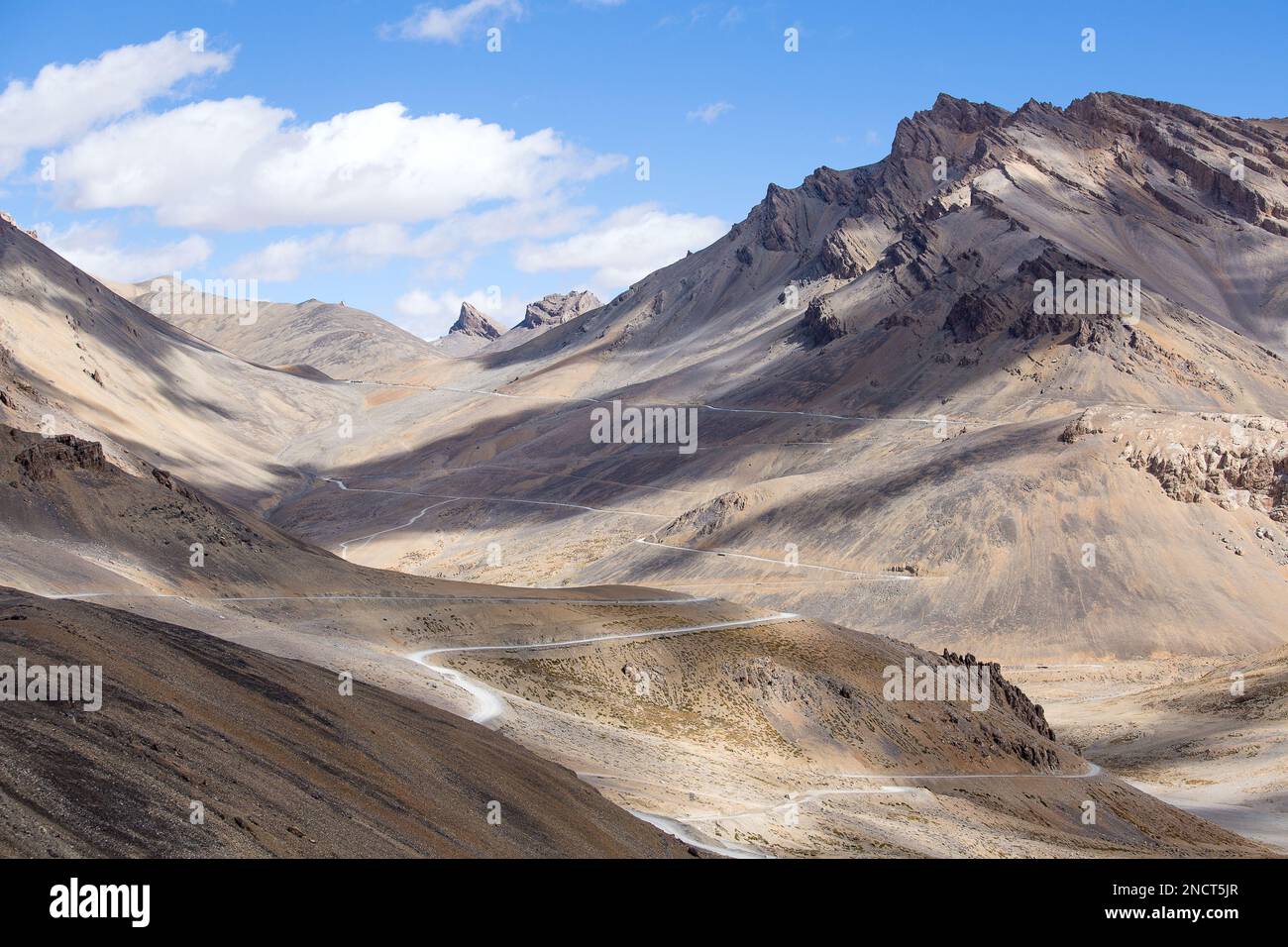 Paesaggio himalayano in Himalaya lungo Manali-Leh autostrada. Himachal Pradesh, India Foto Stock