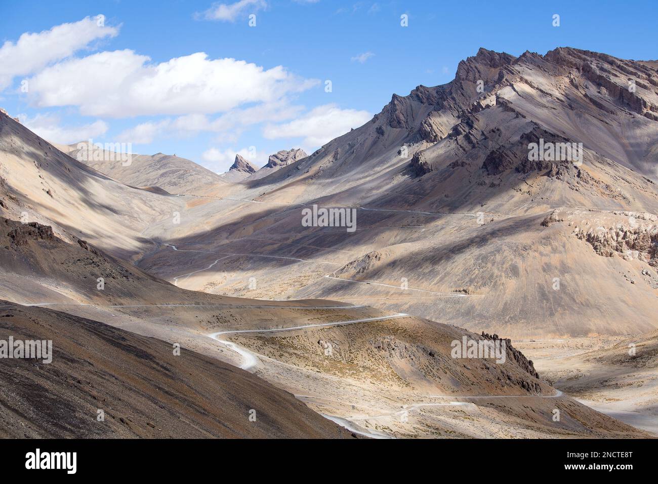 Paesaggio himalayano in Himalaya lungo Manali-Leh autostrada. Himachal Pradesh, India Foto Stock