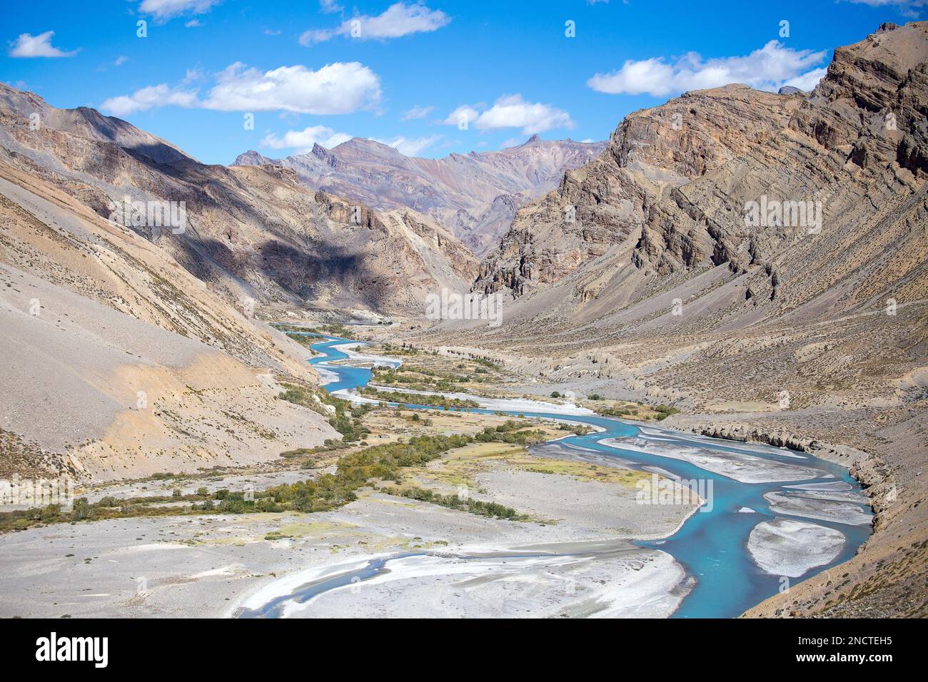 Paesaggio himalayano in Himalaya lungo Manali-Leh autostrada. Himachal Pradesh, India Foto Stock