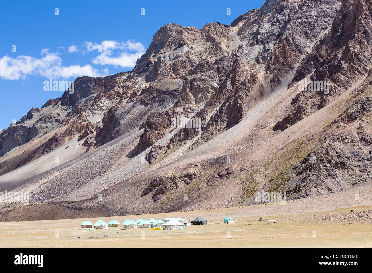 Paesaggio himalayano in Himalaya lungo Manali-Leh autostrada. Himachal Pradesh, India Foto Stock