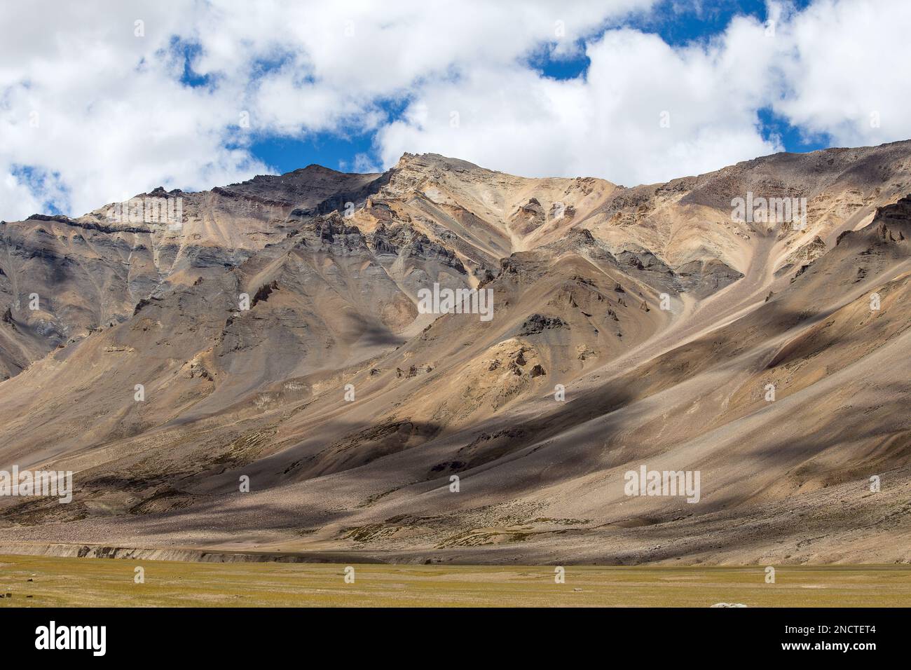 Paesaggio himalayano in Himalaya lungo Manali-Leh autostrada. Himachal Pradesh, India Foto Stock