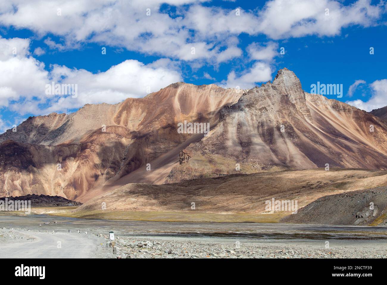 Paesaggio himalayano in Himalaya lungo Manali-Leh autostrada. Himachal Pradesh, India Foto Stock