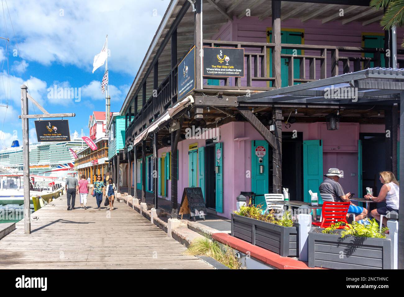 The Pier Side Cafe and Boardwalk, Historic Redcliffe Quay, St John's, Antigua, Antigua e Barbuda, Antille minori, Caraibi, Caraibi Foto Stock