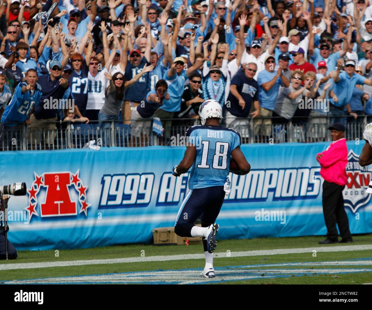 Fans cheer as Tennessee Titans wide receiver Kenny Britt (18) scores a touchdown against the Philadelphia Eagles in the fourth quarter of an NFL football game on Sunday, Oct. 24, 2010, in Nashville, Tenn. (AP Photo/Frederick Breedon) Foto Stock