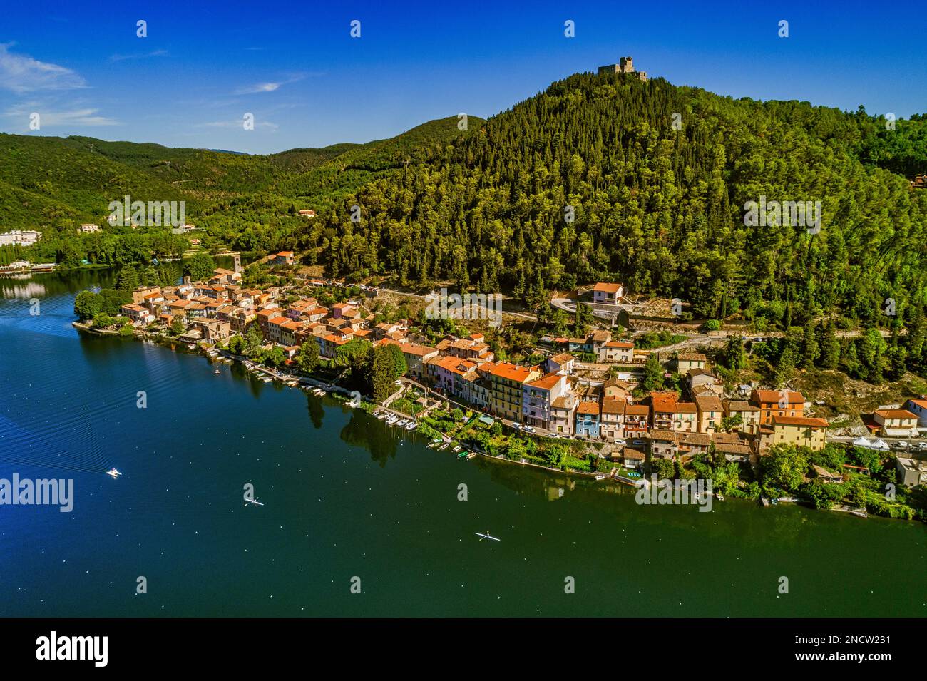 Veduta aerea della città lacustre di Piediluco con la fortezza che domina la zona. Piediluco, provincia di Terni, Umbria, Italia Foto Stock