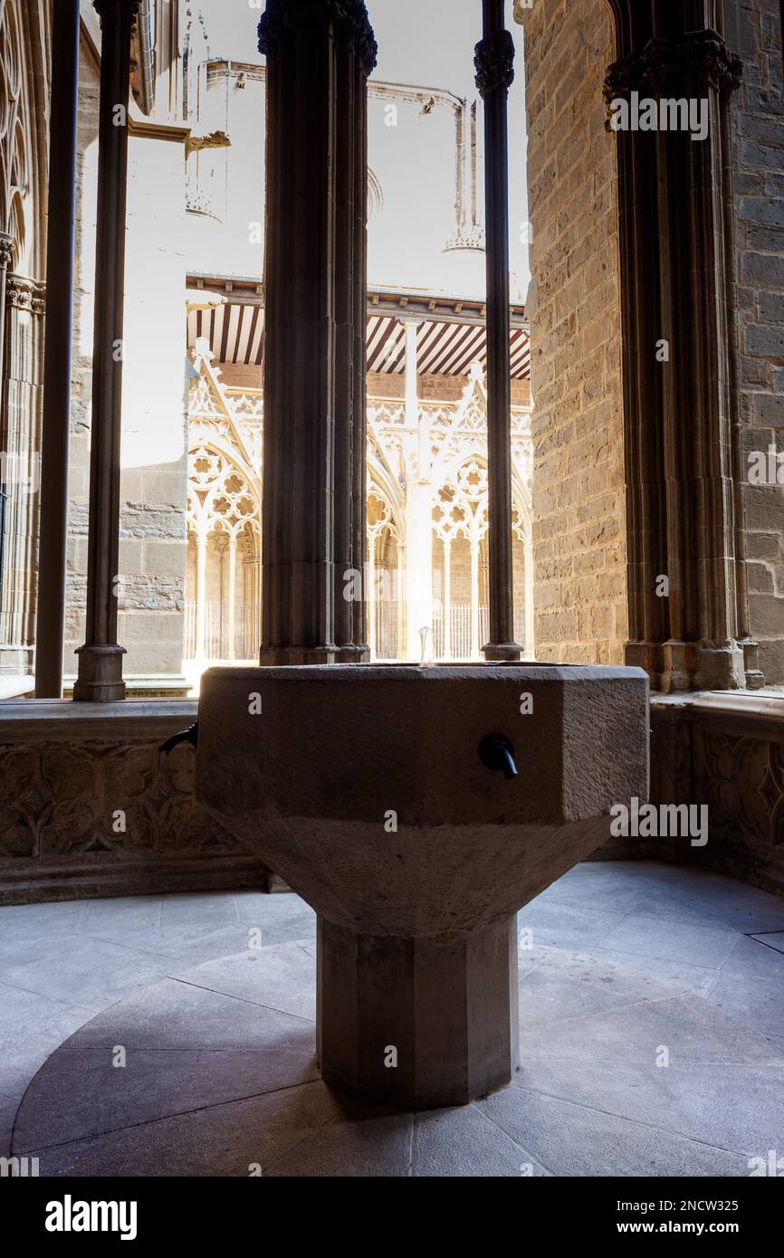 Lo scalpello d'acqua Santa nel chiostro gotico ornato archi portici del Pamplona Catedral de Santa Maria la Real, 15th ° secolo Cattedrale gotica Foto Stock