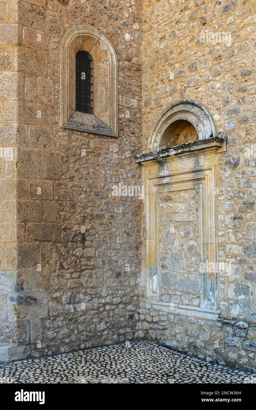 Dettagli architettonici della chiesa di Santa Maria de' Centurelli, sulla pista dell'Aquila-Foggia. Caporciano, Provincia dell'Aquila, Abruzzo, Ita Foto Stock
