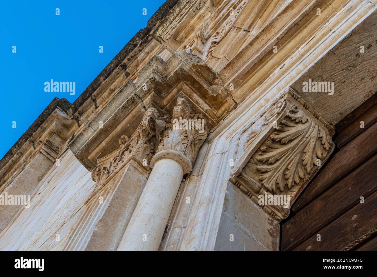 Dettagli architettonici della chiesa di Santa Maria de' Centurelli, sulla pista dell'Aquila-Foggia. Caporciano, Provincia dell'Aquila, Abruzzo, Ita Foto Stock