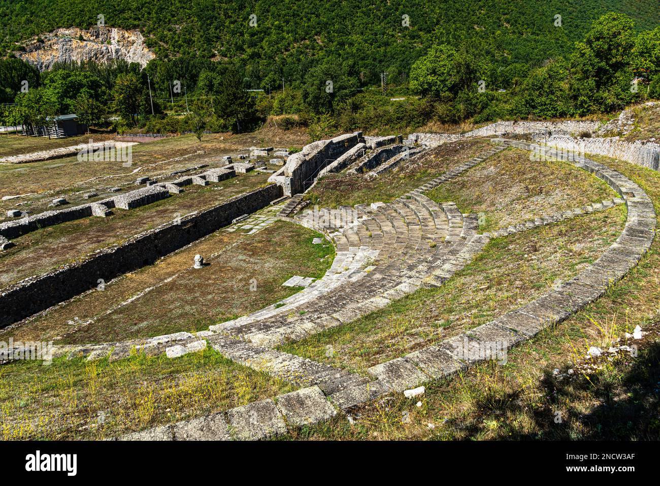 Il sito archeologico di Amiternum, antica città italica fondata dai Sabini, a nord dell'Aquila. San Vittorino, provincia dell'Aquila, Abruzzo, Ita Foto Stock