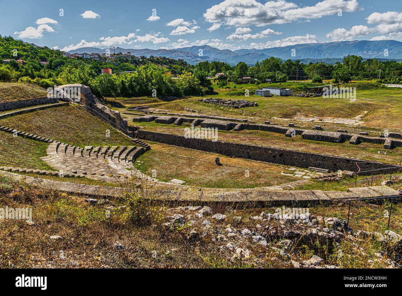 Il sito archeologico di Amiternum, antica città italica fondata dai Sabini, a nord dell'Aquila. San Vittorino, provincia dell'Aquila, Abruzzo, Ita Foto Stock