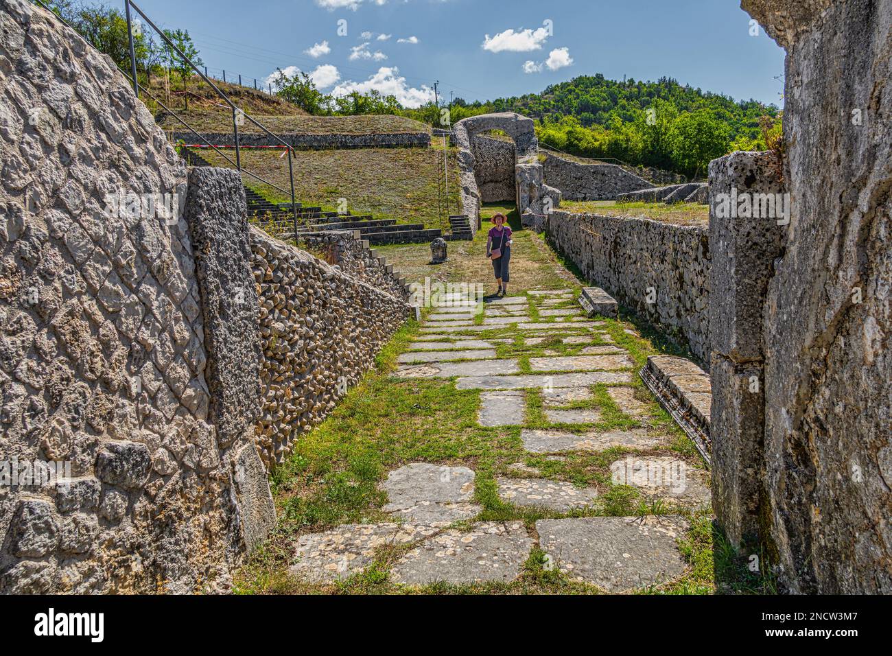 Il sito archeologico di Amiternum, antica città italica fondata dai Sabini, a nord dell'Aquila. San Vittorino, provincia dell'Aquila, Abruzzo, Ita Foto Stock