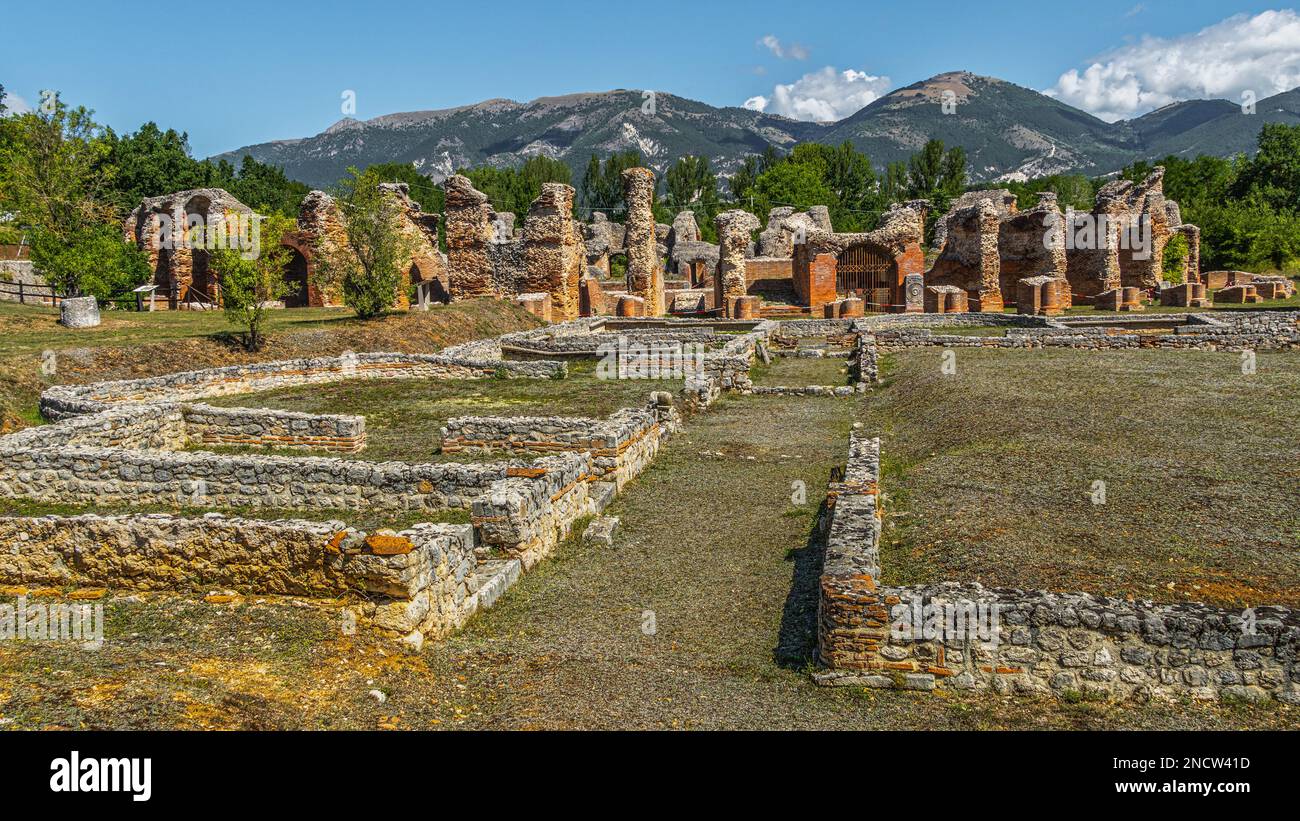 Il sito archeologico di Amiternum, antica città italica fondata dai Sabini, a nord dell'Aquila. San Vittorino, provincia dell'Aquila, Abruzzo, Ita Foto Stock