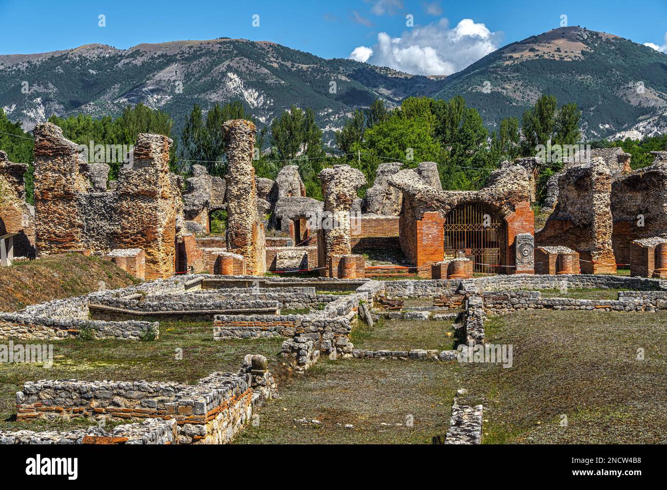 Il sito archeologico di Amiternum, antica città italica fondata dai Sabini, a nord dell'Aquila. San Vittorino, provincia dell'Aquila, Abruzzo, Ita Foto Stock