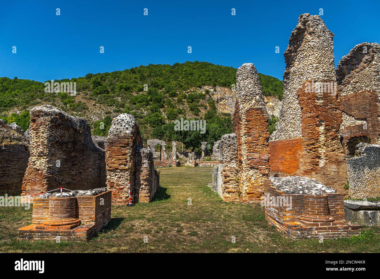 Il sito archeologico di Amiternum, antica città italica fondata dai Sabini, a nord dell'Aquila. San Vittorino, provincia dell'Aquila, Abruzzo, Ita Foto Stock