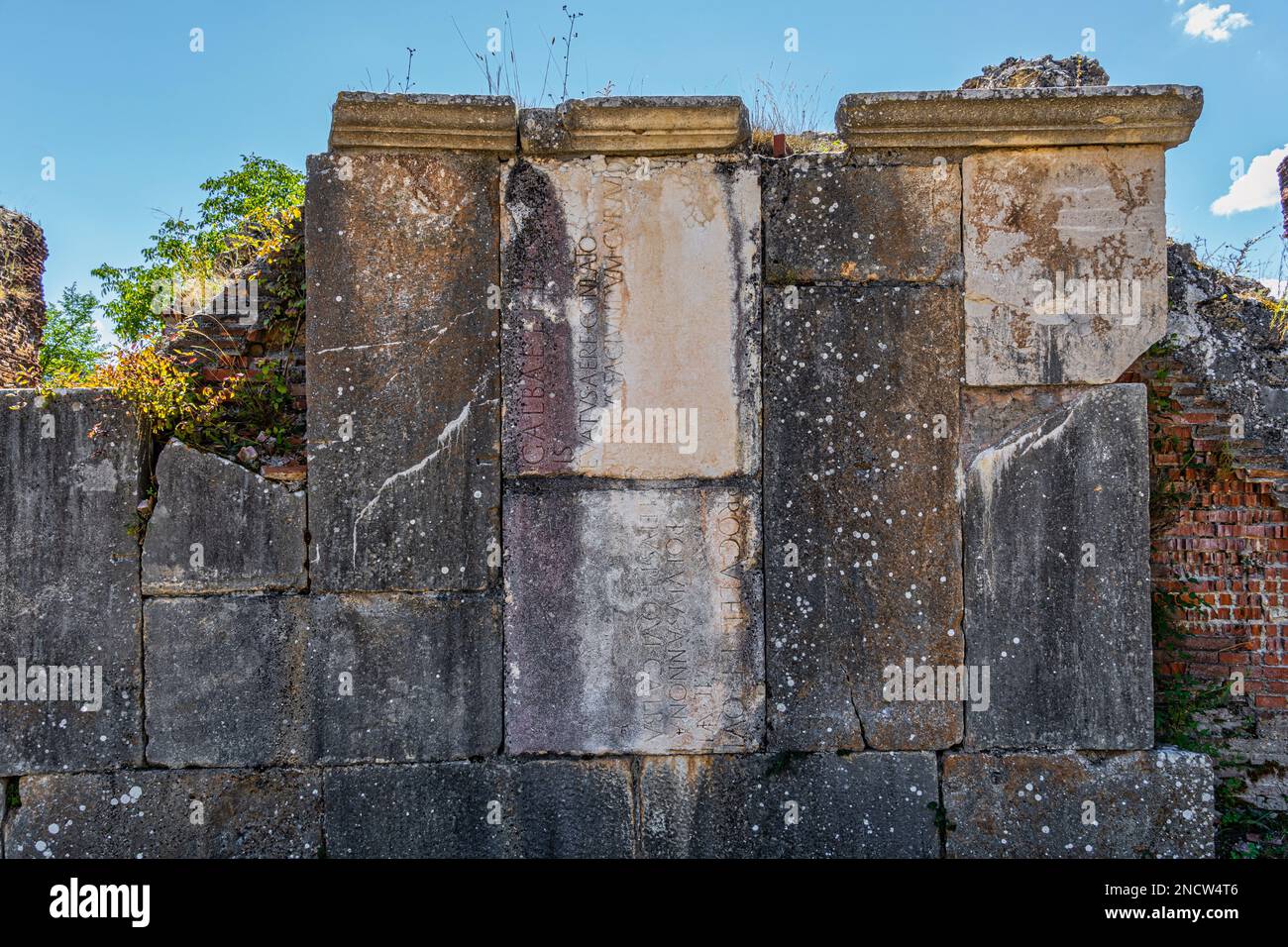 Il sito archeologico di Amiternum, antica città italica fondata dai Sabini, a nord dell'Aquila. San Vittorino, provincia dell'Aquila, Abruzzo, Ita Foto Stock