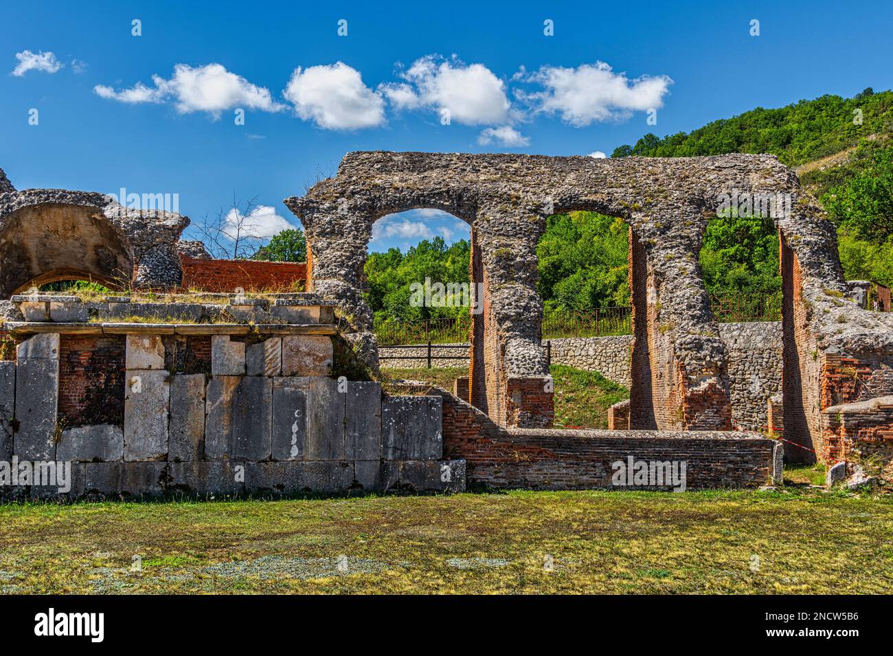 Il sito archeologico di Amiternum, antica città italica fondata dai Sabini, a nord dell'Aquila. San Vittorino, provincia dell'Aquila, Abruzzo, Ita Foto Stock