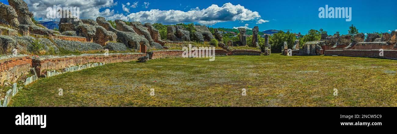 Il sito archeologico di Amiternum, antica città italica fondata dai Sabini, a nord dell'Aquila. San Vittorino, provincia dell'Aquila, Abruzzo, Ita Foto Stock