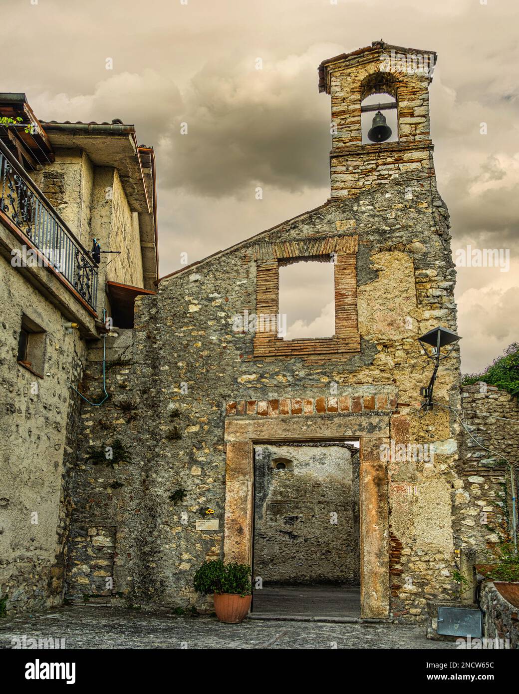 Rovine della chiesa di San Giovanni in Contigliano. Contigliano, provincia di Rieti, Lazio, Italia, Europa Foto Stock