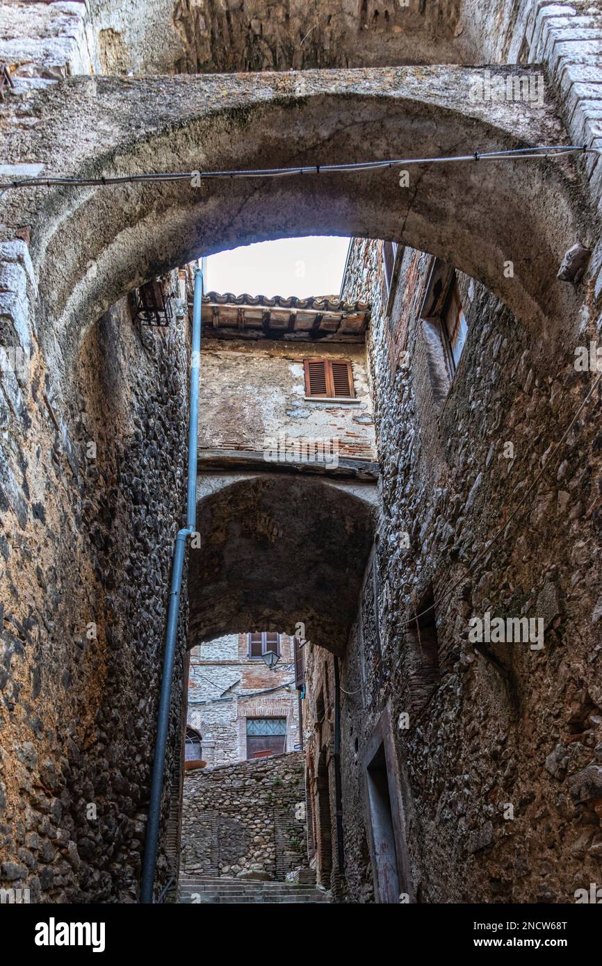 Scorci di vicoli, palazzi, archi e gradini della città medievale in pietra e mattoni del comune di Contigliano. Contigliano, Lazio Foto Stock
