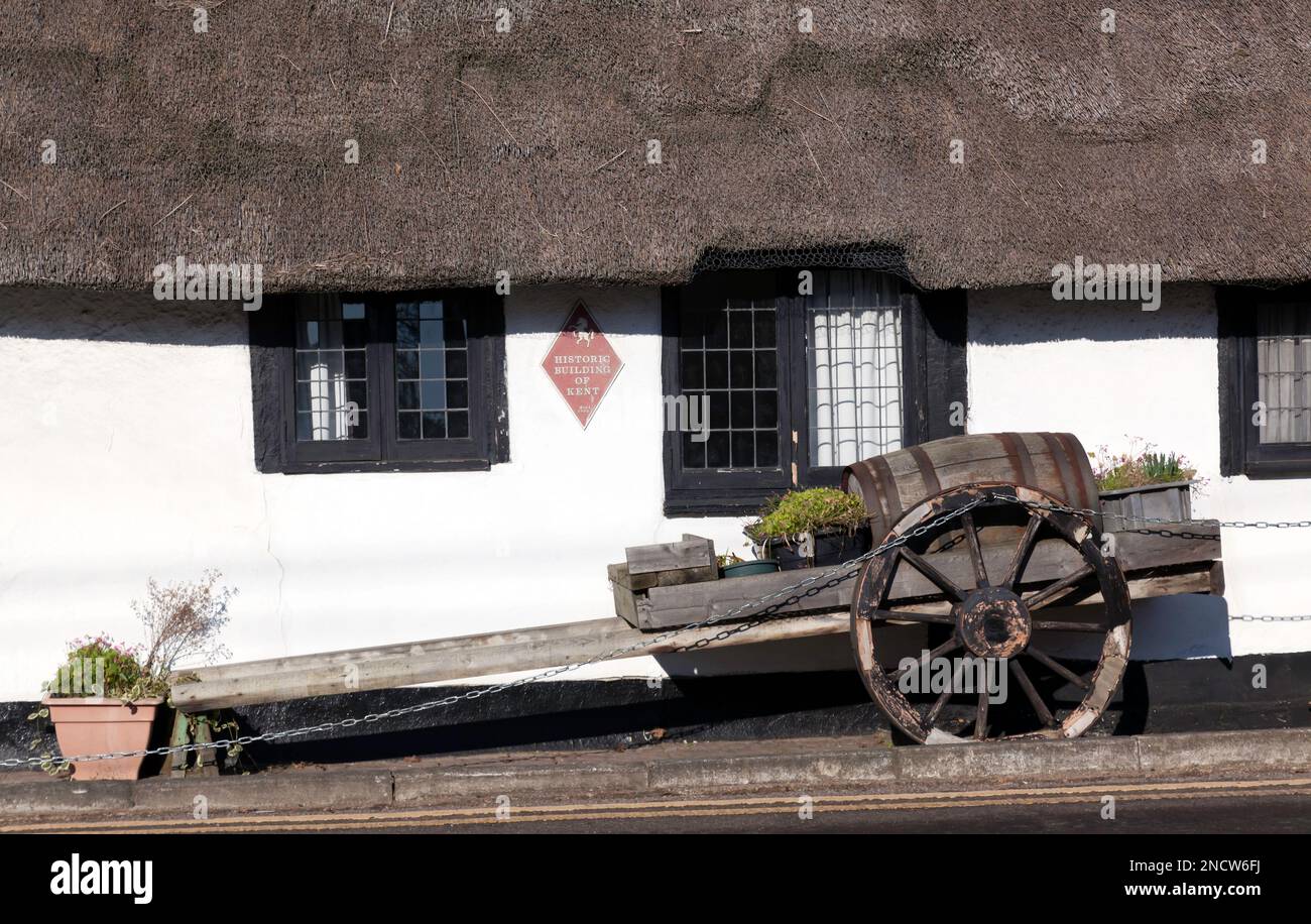 Vista ravvicinata di un vecchio carro fuori da St Mary's Cottage, Reculver Lane, Herne Bay, Kent Foto Stock