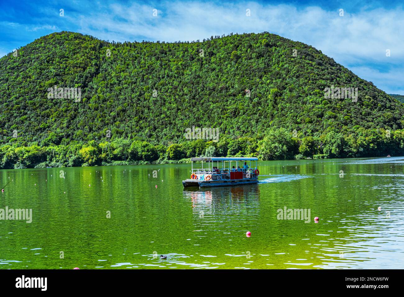 Barche a vela e attività nautiche sul lago di Piediluco. Piediluco, Terni, Umbria, Italia, Europa Foto Stock