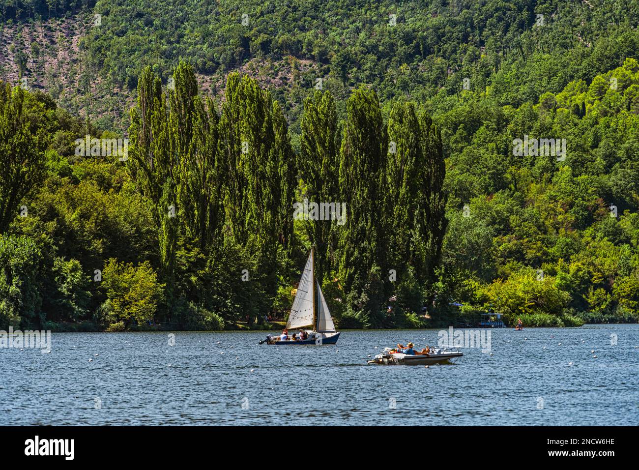 Barche a vela e attività nautiche sul lago di Piediluco. Piediluco, Terni, Umbria, Italia, Europa Foto Stock