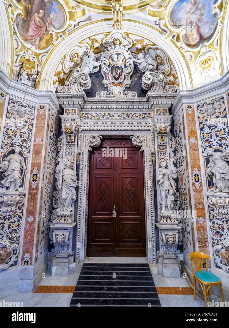 Porta in legno nella chiesa barocca di Gesù (chiesa del Gesu') chiamata anche Casa Professa - Palermo, Sicilia, Italia Foto Stock