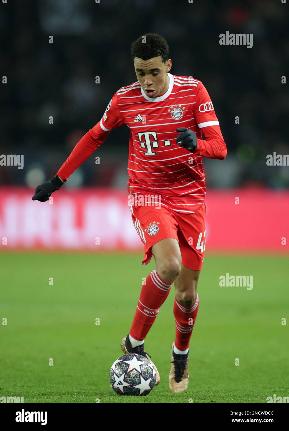 Jamal Musiala del FC Bayern Muenchen FC Paris Saint-Germain vs FC Bayern MŸnchen UEFA Championsleague Saison 2022/23 Achtelfinale Hispel 14.02.2023 Prinzenparkstadion Paris © diebilderwelt / Alamy Stock Foto Stock