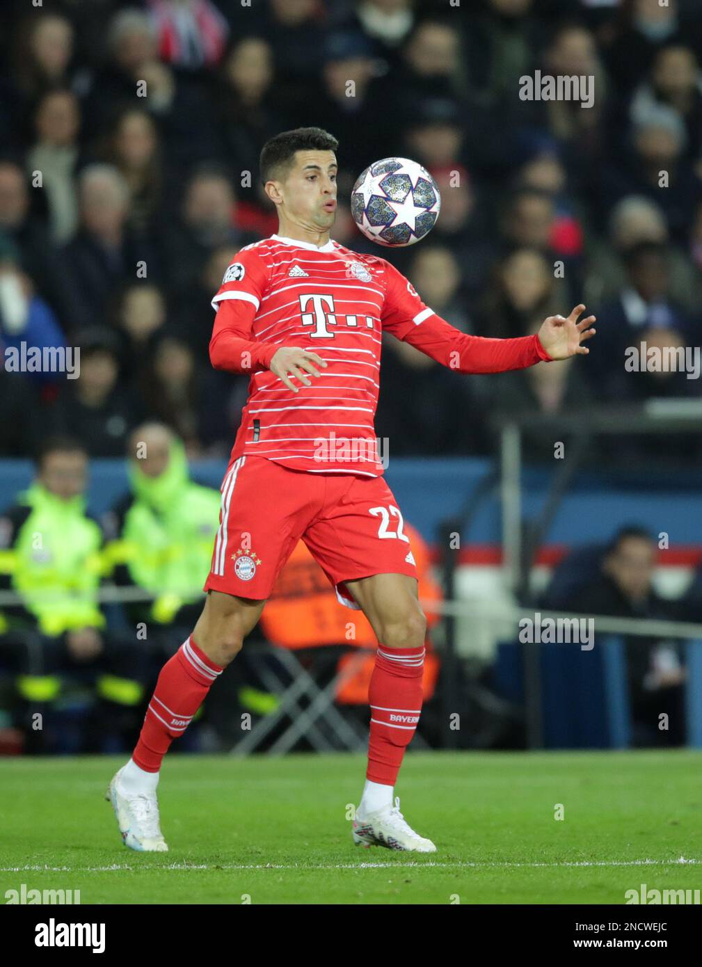 Joao Cancelo del FC Bayern Muenchen FC Paris Saint-Germain vs FC Bayern MŸnchen UEFA Championsleague Saison 2022/23 Achtelfinale Hispel 14.02.2023 Prinzenparkstadion Paris © diebilderwelt / Alamy Stock Foto Stock