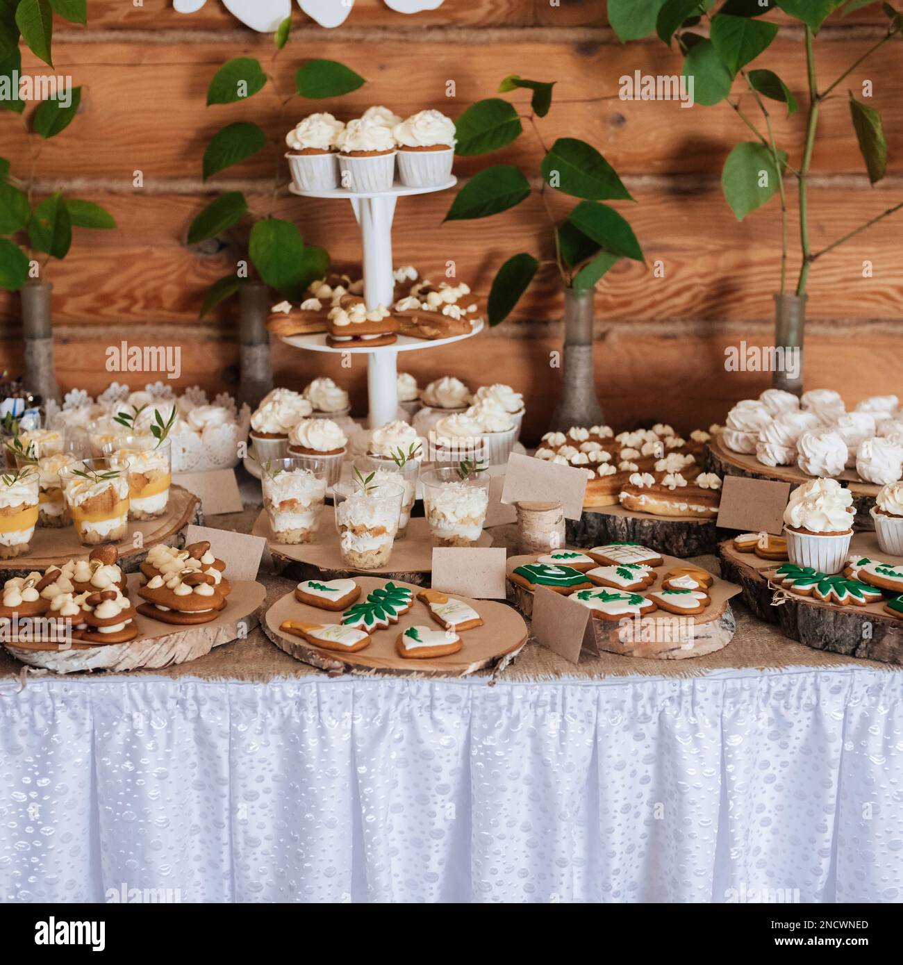 Tavolo con un sacco di torte, cupcake, biscotti e pops torta Foto Stock