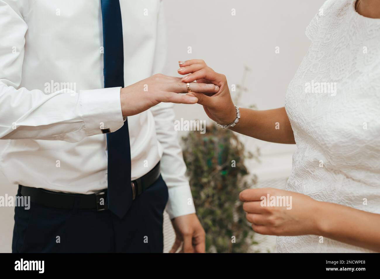 tema di cerimonia nuziale, gli anelli di cerimonia nuziale di scambio della donna dell'uomo Foto Stock