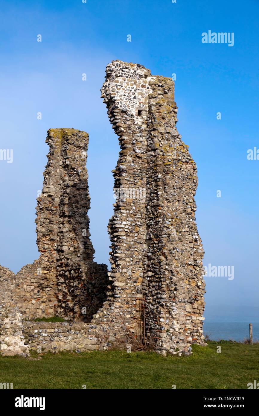 Vista ravvicinata di parte dei resti della Chiesa di Santa Maria, presso il Reculver Country Park, Thanet, Kent Foto Stock