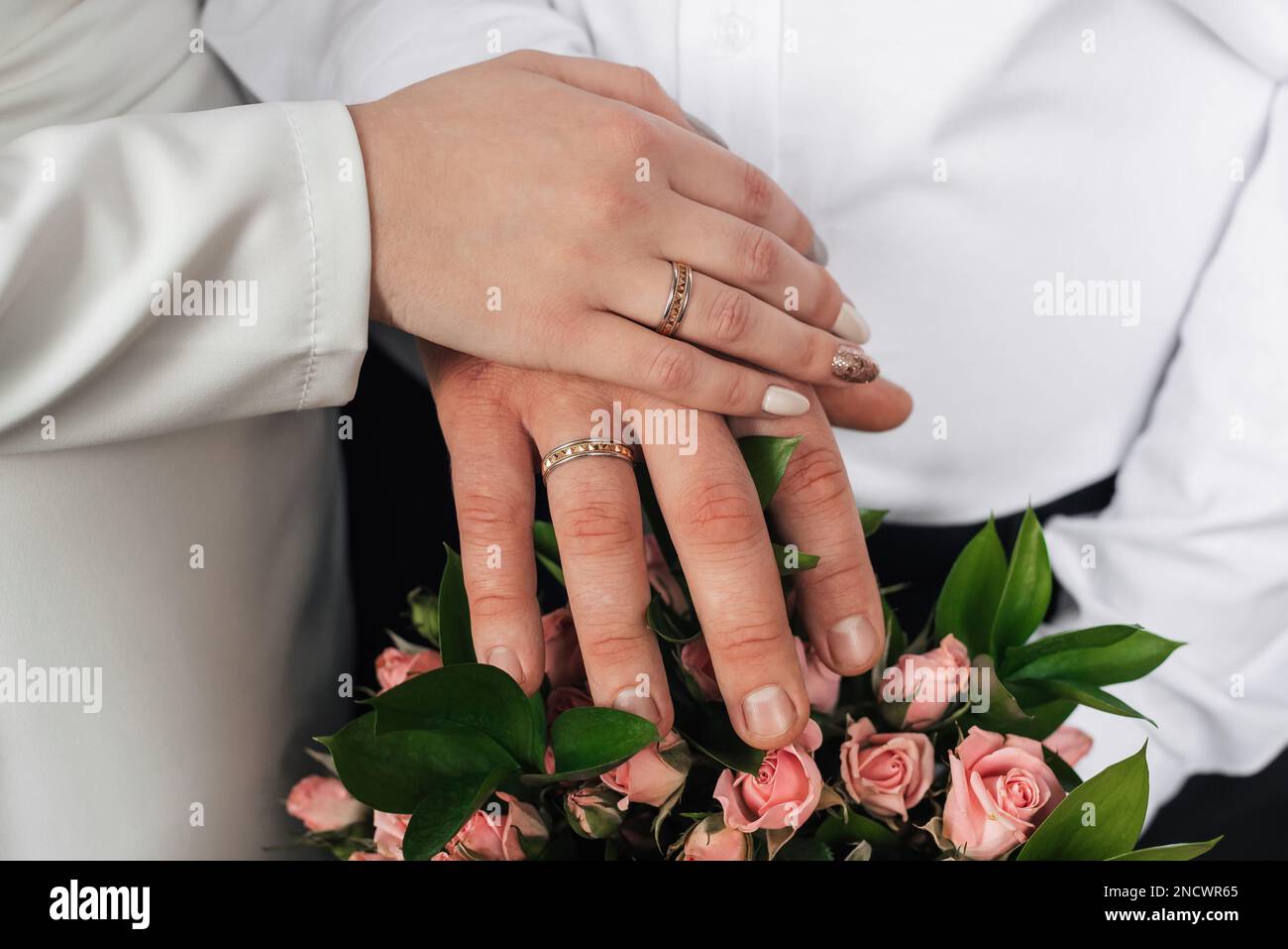 tema di cerimonia nuziale, gli anelli di cerimonia nuziale di scambio della donna dell'uomo Foto Stock