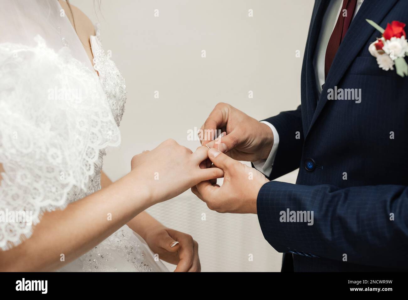 tema di cerimonia nuziale, gli anelli di cerimonia nuziale di scambio della donna dell'uomo Foto Stock
