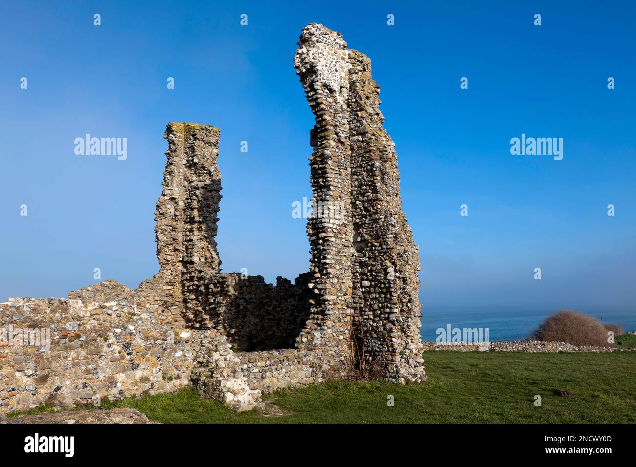 Vista ravvicinata di parte dei resti della Chiesa di Santa Maria, presso il Reculver Country Park, Thanet, Kent Foto Stock