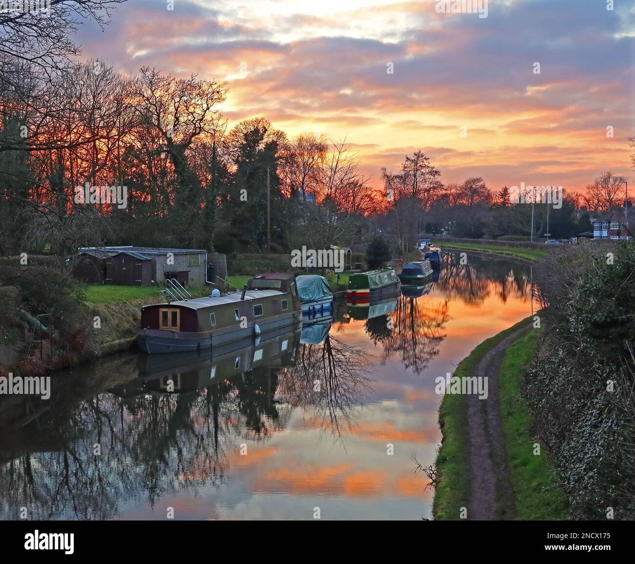 Tramonto invernale con riflessi, al Ponte Stanny Lunt No16, Bridgewater Canal, Church Ln, Grappenhall, Warrington, Cheshire, Inghilterra, Regno Unito, WA4 3EL Foto Stock