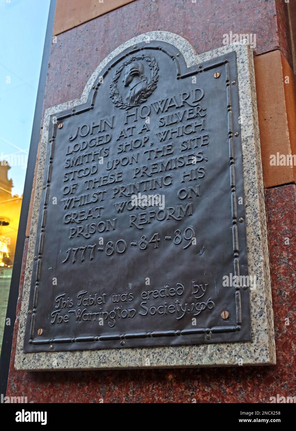 Targa riformatrice della prigione John Howard, presentata dalla Warrington Society, 1777-89, Bridge Street, Warrington, Cheshire, INGHILTERRA, REGNO UNITO, WA1 2HE Foto Stock