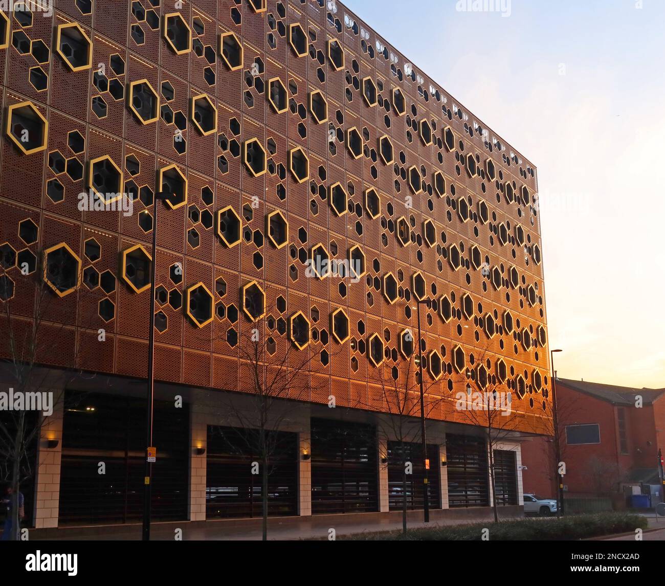 Hexag, design a nido d'ape della facciata New Times Square, parcheggio multipiano, vicino a Cineworld / Market, Bank St, Warrington, Cheshire, Inghilterra, UK,WA1 2HN Foto Stock