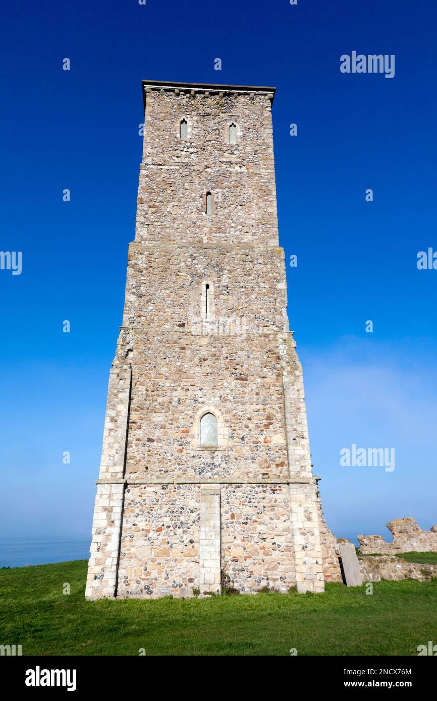 Vista laterale di una delle due Torri, parte dei resti del Parco Nazionale di St Mary's Churchat Reculver, Thanet, Kent Foto Stock